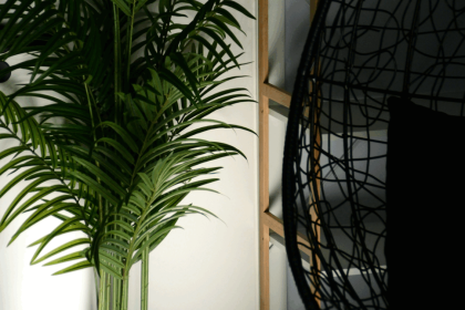 Plante artificielle réaliste dans un intérieur lumineux
