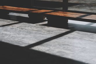 Béton ciré en intérieur : ce matériau minéral a-t-il encore tout pour séduire en 2026 ?