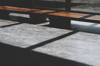 Béton ciré en intérieur : ce matériau minéral a-t-il encore tout pour séduire en 2026 ?