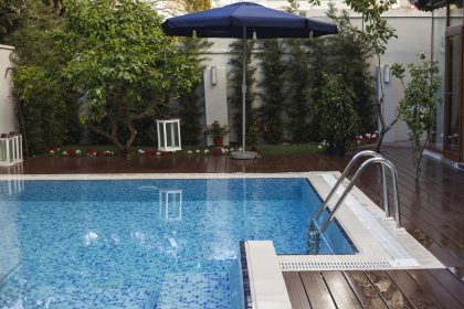 Pisciniste expérimenté consultant un client sur un projet de piscine