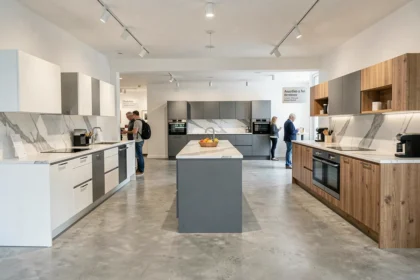 Showroom de cuisinistes dans les Côtes-d'Armor avec plusieurs modèles de cuisines exposés