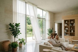 Intérieur de maison haut de gamme avec grandes baies vitrées et ventilation naturelle en été pour un confort thermique optimal